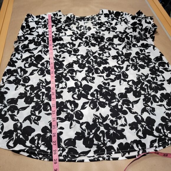 Lane Bryant Size 18/20 White with Black Floral Pattern V Neck Blouse - Picture 9 of 12